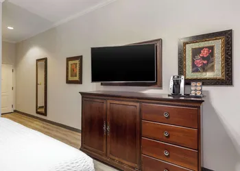 Clarion Pointe Sulphur Springs hotel thumbnail 8
