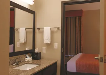 La Quinta Inn & Suites by Wyndham Pecos hotel thumbnail 6