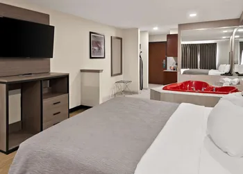 Quality Inn & Suites Weatherford hotel thumbnail 8