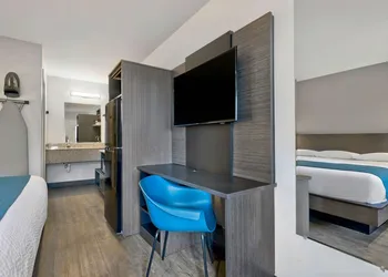 Studio 6 Waco, TX - Downtown - Baylor hotel thumbnail 6