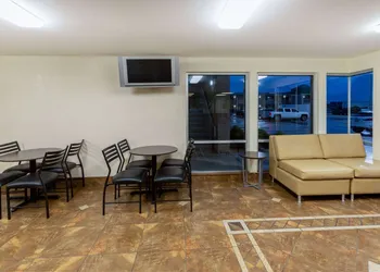 Super 8 by Wyndham Seguin hotel thumbnail 2