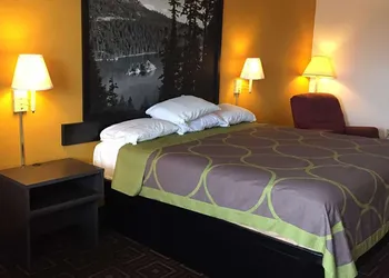 Super 8 by Wyndham Seguin hotel thumbnail 4