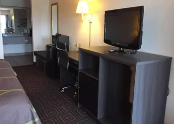 Super 8 by Wyndham Seguin hotel thumbnail 5