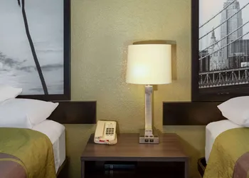 Super 8 by Wyndham Seguin hotel thumbnail 8
