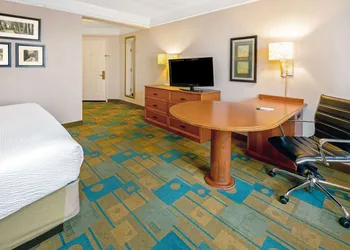 La Quinta Inn & Suites by Wyndham Salt Lake City Airport hotel thumbnail 4