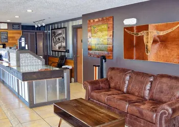 Super 8 by Wyndham Victoria/North/Mall Area hotel thumbnail 2