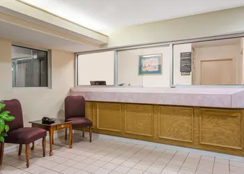 Super 8 by Wyndham Stafford hotel thumbnail 2