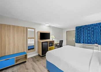 Days Inn by Wyndham Chesapeake hotel thumbnail 5