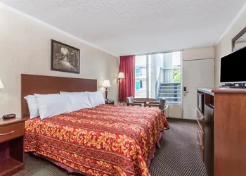 Ramada Limited Norfolk hotel thumbnail 5