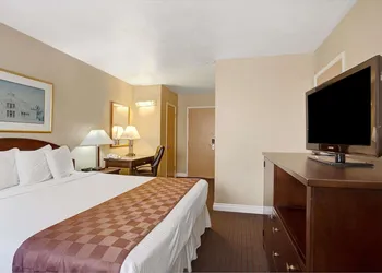 Travelodge by Wyndham Everett City Center hotel thumbnail 5