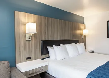 Oyster Bay Inn & Suites hotel thumbnail 7