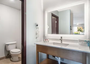 Red Lion Inn & Suites Vancouver hotel thumbnail 7