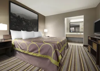 Super 8 by Wyndham Wytheville hotel thumbnail 7