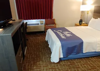 Days Inn by Wyndham West-Eau Claire hotel thumbnail 3