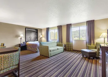 Super 8 by Wyndham Weston WV hotel thumbnail 7