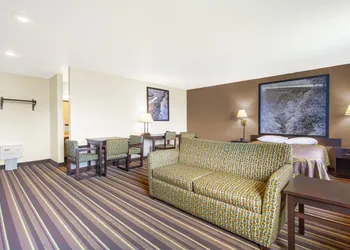 Super 8 by Wyndham Weston WV hotel thumbnail 8