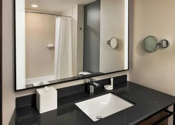Oshkosh Marriott Waterfront Hotel & Convention Center hotel thumbnail 2