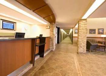 Woodlands Inn & Suites hotel thumbnail 2