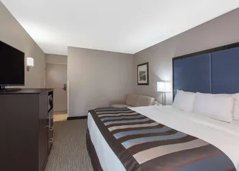 Wingate by Wyndham Charleston Coliseum hotel thumbnail 5