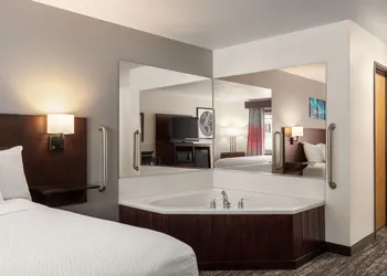 Ramada by Wyndham Richland Center hotel thumbnail 7