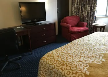Days Inn by Wyndham Berlin Meriden hotel thumbnail 3