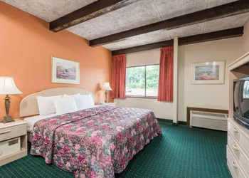 Days Inn by Wyndham Berlin Meriden hotel thumbnail 4