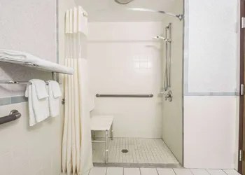 Days Inn by Wyndham Berlin Meriden hotel thumbnail 5