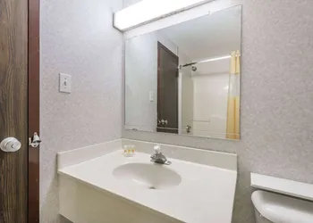 Days Inn by Wyndham Berlin Meriden hotel thumbnail 6