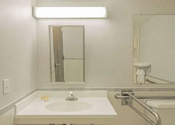 Days Inn by Wyndham Berlin Meriden hotel thumbnail 7