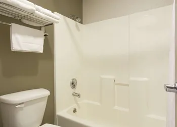 Super 8 by Wyndham Fortuna hotel thumbnail 4