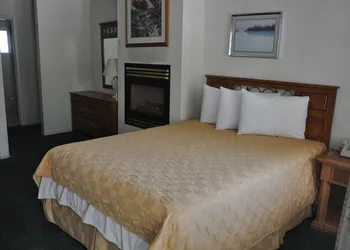 Cedar Inn & Suites hotel thumbnail 3