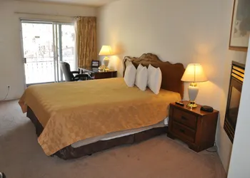 Cedar Inn & Suites hotel thumbnail 5