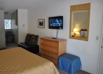 Cedar Inn & Suites hotel thumbnail 6