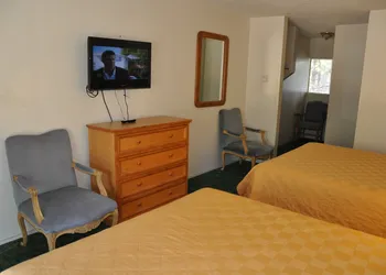 Cedar Inn & Suites hotel thumbnail 7