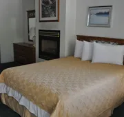 Cedar Inn & Suites hotel detail image 3