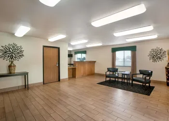 Travelodge by Wyndham Livonia hotel thumbnail 3