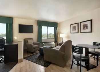 Travelodge by Wyndham Livonia hotel thumbnail 4