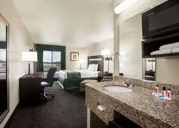Travelodge by Wyndham Livonia hotel thumbnail 6