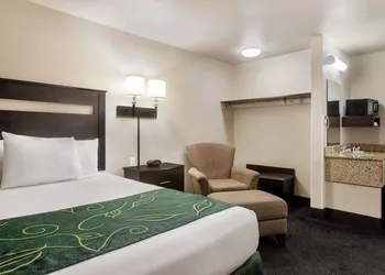 Travelodge by Wyndham Livonia hotel thumbnail 7