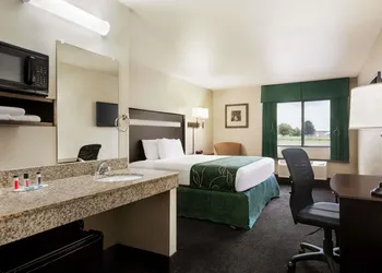 Travelodge by Wyndham Livonia hotel thumbnail 8