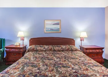 Super 8 by Wyndham Malvern hotel thumbnail 6