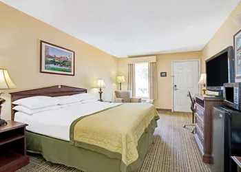 Baymont by Wyndham Smithfield hotel thumbnail 6