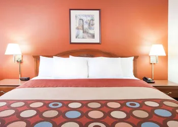 Super 8 by Wyndham White Hall hotel thumbnail 8