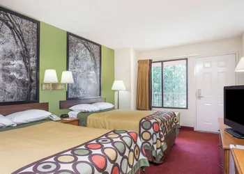 Super 8 by Wyndham Lavonia hotel thumbnail 3