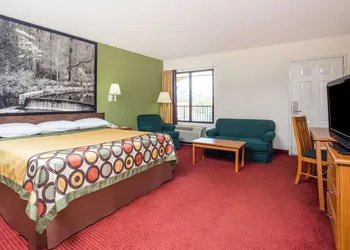 Super 8 by Wyndham Lavonia hotel thumbnail 4