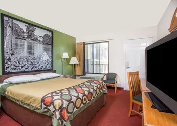 Super 8 by Wyndham Lavonia hotel thumbnail 5
