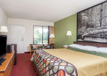 Super 8 by Wyndham Lavonia hotel thumbnail 6