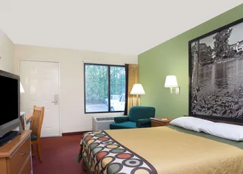 Super 8 by Wyndham Lavonia hotel thumbnail 7