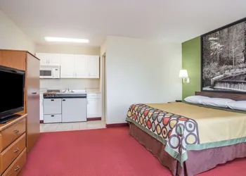 Super 8 by Wyndham Lavonia hotel thumbnail 8