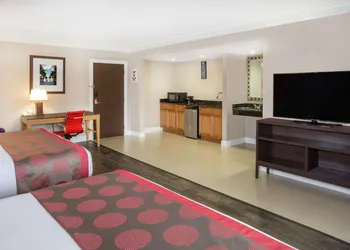 Ramada by Wyndham Miami Springs/Miami International Airport hotel thumbnail 6